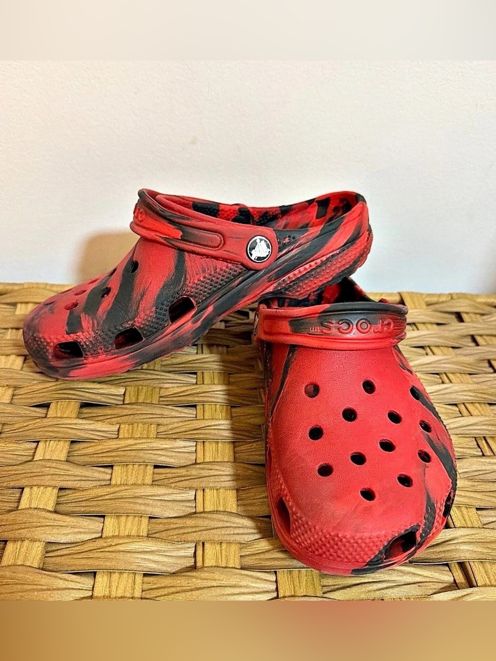 Crocs Juniorโs Kid Red Black Marbled Tie Dye Classic Clog Sandal Size J 3